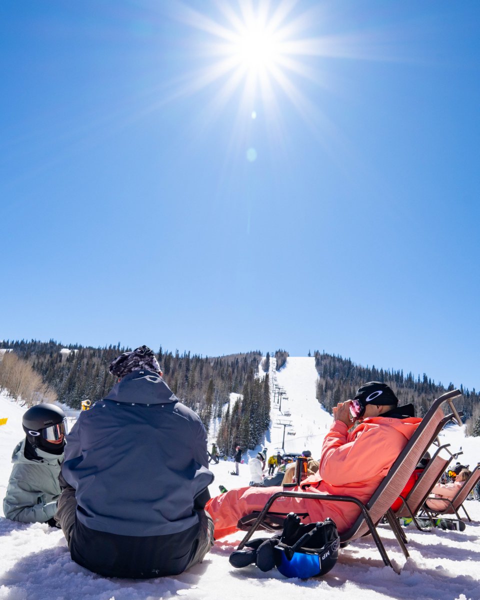 Ski beach season is here! Sunshine, blue skies and spring temps are back this week. Check out 4 of our favorite spots to grab après and work on your goggle tan. (Link in bio with all the details!)