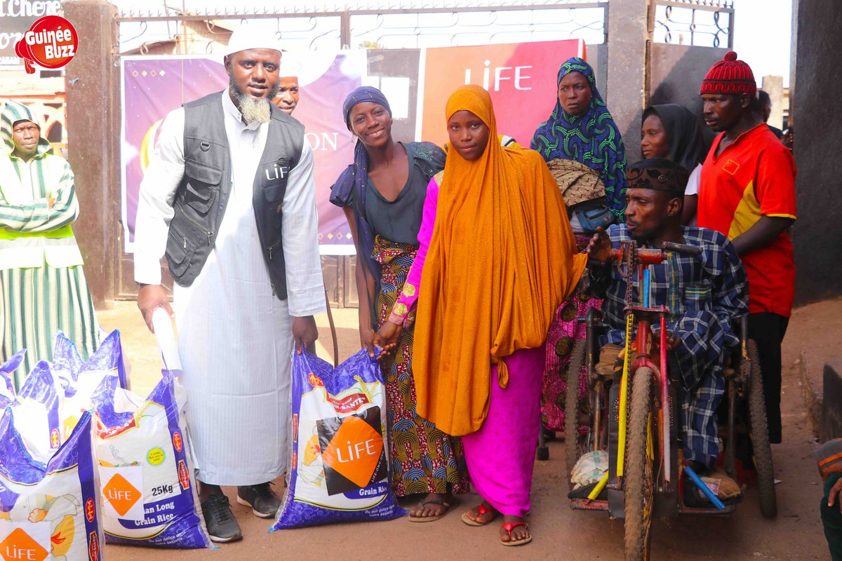 🔴🇬🇳Fin de #RAMADAN : Grande distribution de #ZAKAT #ELFITR par <a href="/LIFEONGfr/">LIFE ONG</a>  et Fédération des Associations Guinéennes des Hauts de-France à Conakry pour les personnes démunies.
Qu'Allah vous recompense 😍🙏