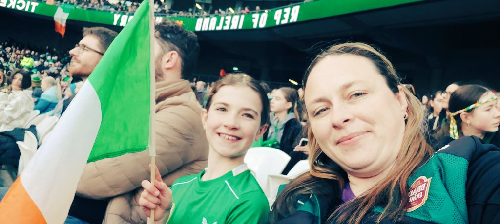 Great home support for the Irish girls in the @AVIVAStadium tonight. A spirited second half performance! #IREvENG