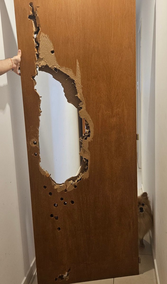 Her_dsok's tweet image. Quiero llorar. La señora que trabaja en casa se quedó encerrada en mi habitación mientras yo estaba trabajando, y para salir, ROMPIÓ toda la puerta. No tengo palabras.