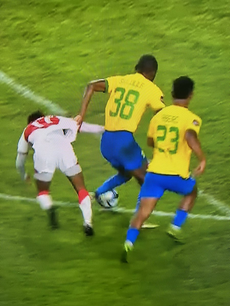 Clear foul on Velebayi outside the box, resulting in a Sundowns penalty??????????????