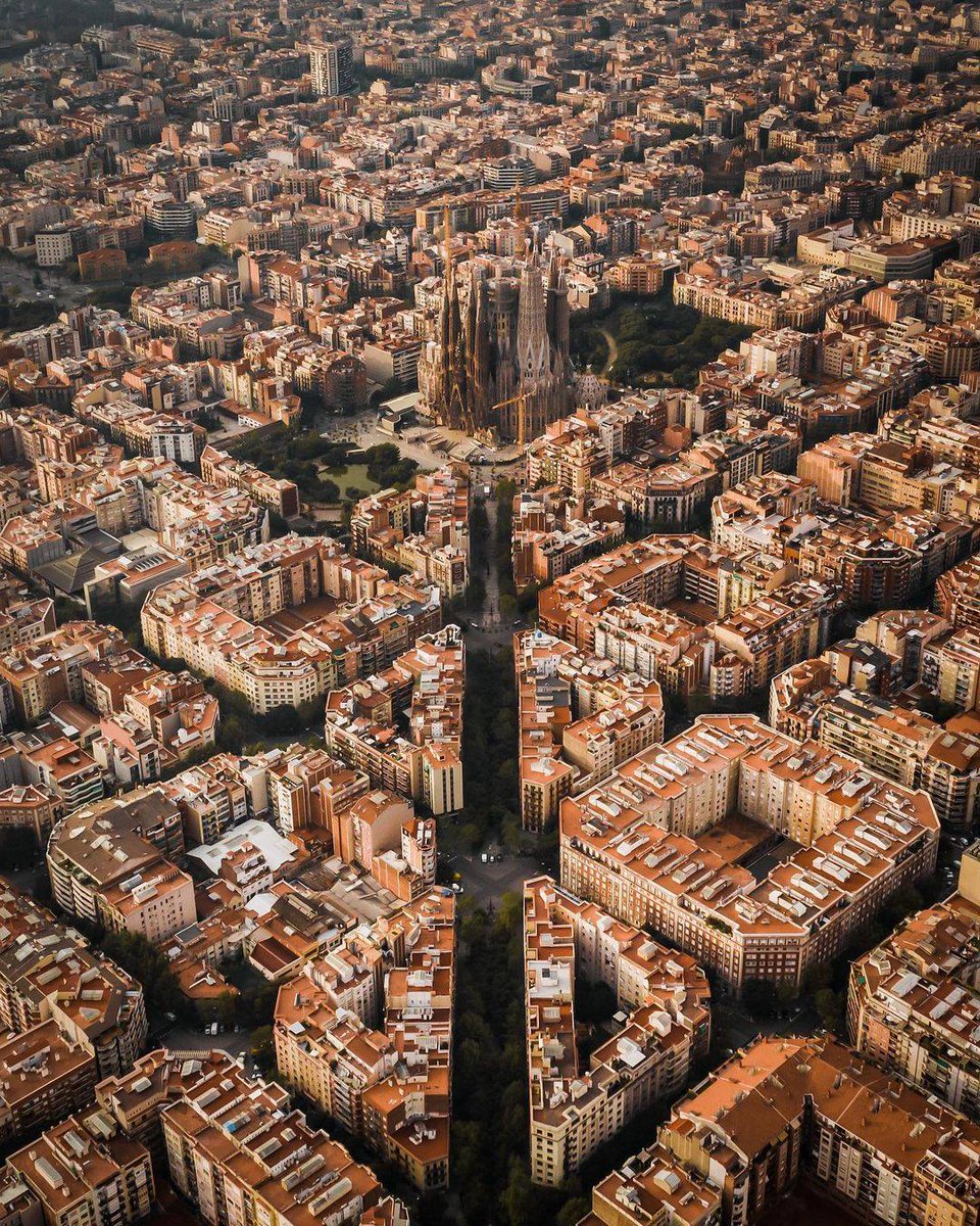 Stunning aerial photography of cities 🧵 1. Barcelona, Spain🇪🇸