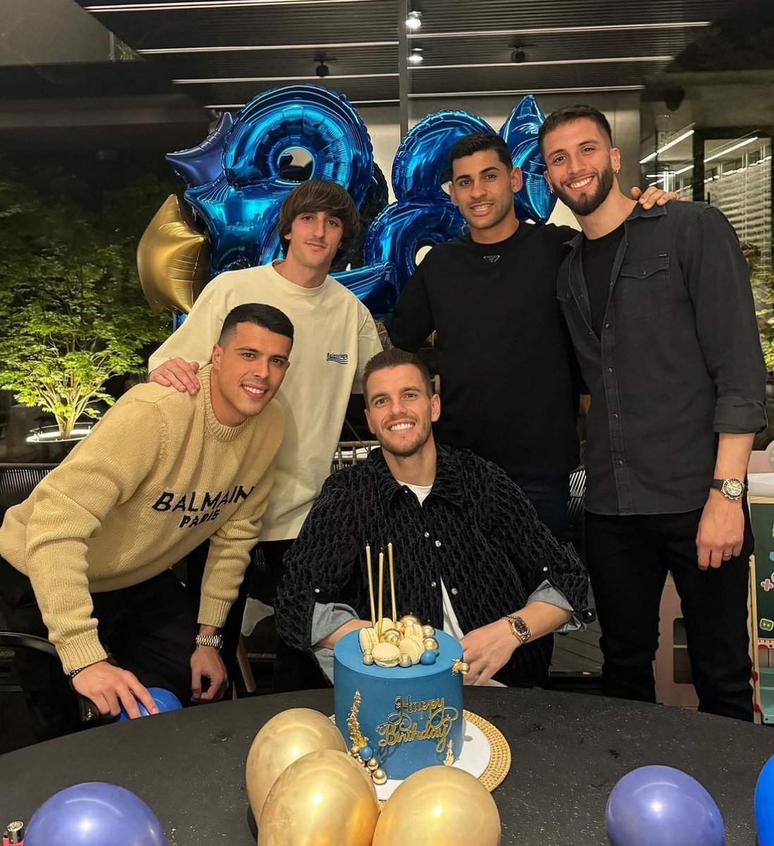 Giovani Lo Celso celebrating his birthday with some of his #Tottenham teammates! 🎂🤍