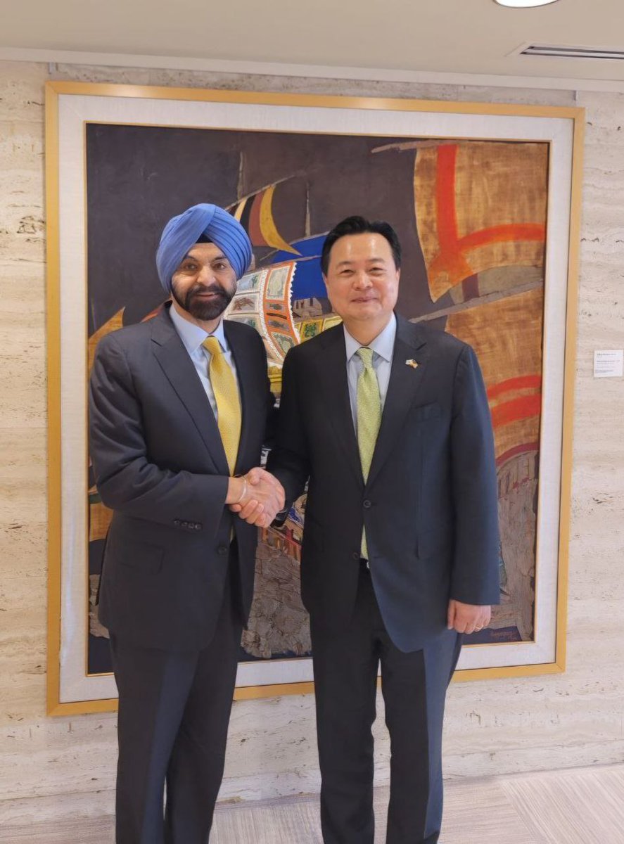 Amb. Cho had a lunch meeting with Ajay Banga, President of @WorldBank. They discussed the global challenges and pivotal roles of the World Bank and Korea, including support for Ukraine. We applaud the World Bank's efforts in international development.