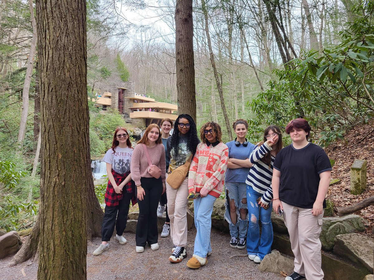 EllenEyth's tweet photo. Nothing like an in-person learning experience for SA's AP Art History. Gorgeous day to see Frank Lloyd's Fallingwater! @southallegheny #apah #fallingwater https://t.co/yfzdGfth7m