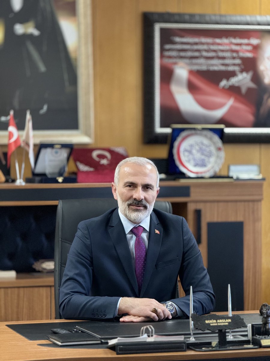 Tüm İslâm Aleminin Ramazan Bayramını tebrik eder Ülkemize  huzur, sağlık,bereket getirmesini ve hayırlara vesile olmasını temenni ederim.