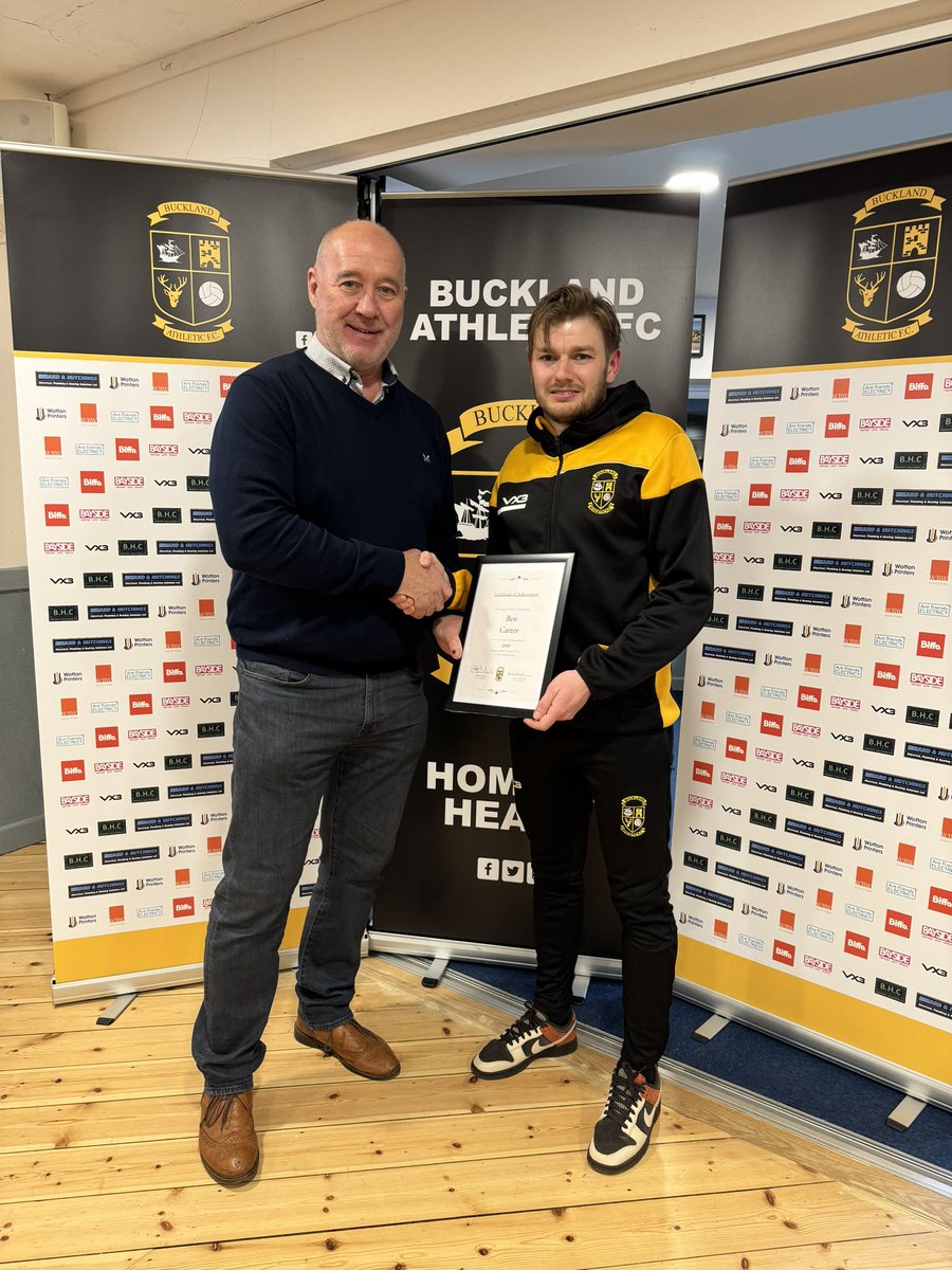2️⃣0️⃣0️⃣ Club | Ben Carter

After making his 201st appearance tonight, @bencarter13 was presented with his Certificate of Achievement by Co-Chairman @JPbafc after surpassing 200 appearances for the club.

A superb achievement, well done Carts! 👏

#UpTheBucks 🟡⚫️