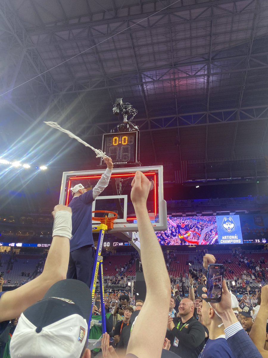 This is what it was like to walk about the court with Dan Hurley less than 30 minutes after he won a second straight national title. The kicker. cbssports.com/college-basket…