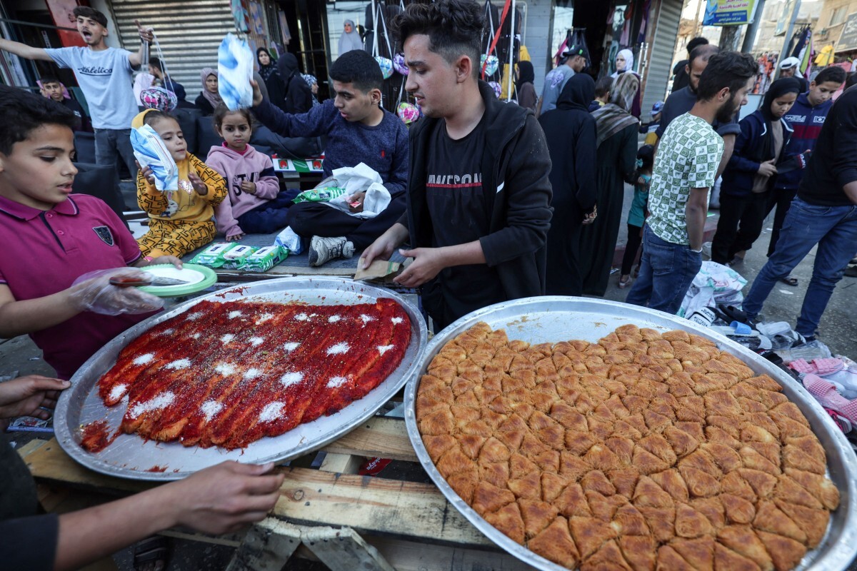 Palestinians in Gaza prepare for Eid amid death and destruction — in pictures. 🔗: aje.io/1l4tvv