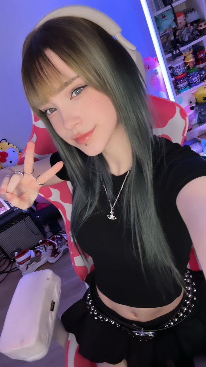 IM LIVE! Alt Bree is back say goodbye to the blue hair :o come hang with me💙 twitch.tv/BreesKnees