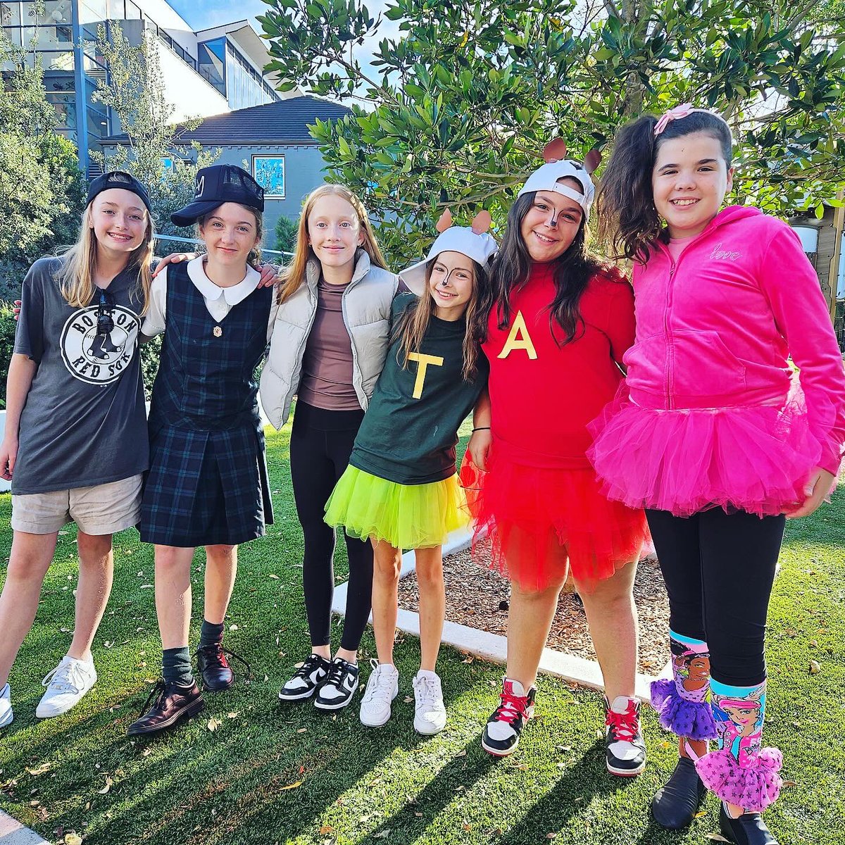 Community Service Captains, alongside Mr Morphew, led the charge in a fun-filled fundraising event supporting @allowah_s. Students unleashed their creativity, donning a variety of costumes for Doughnuts & Dress-ups Day! Shoutout to our amazing JSA Volunteers❤️🙌🍩 #plcsydney