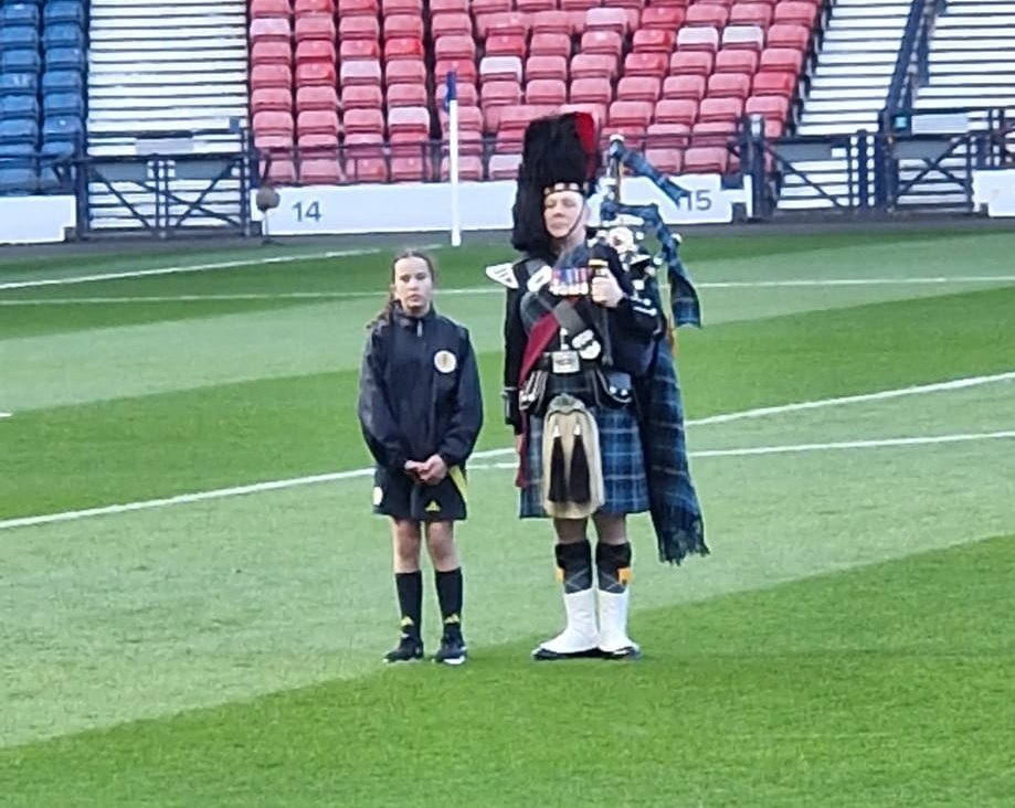 Another brilliant night @HampdenPark to watch tha @ScotlandNT Women's Team beat Slovakia 1-0 

Signing Superstar player escorts from @sacred_heartps and @Dalmillingps sponsored by @EE alongside signer with the piper from @QMAOfficial  

What dreams are made of ❤️⚽️🏴󠁧󠁢󠁳󠁣󠁴󠁿