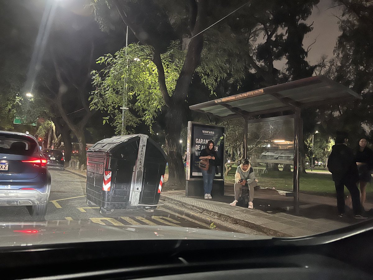 rafa_giova's tweet photo. La hermosa planificación y coordinación urbana de la ciudad de buenos aires no deja de sorprendernos ….. no solo dos carriles menos de cada lado de libertador para que pasen 2 bicicletas por hora promedio , sino esto ….  me imagino al chofer de colectivos al llegar acá … https://t.co/dr6RS0iPtz