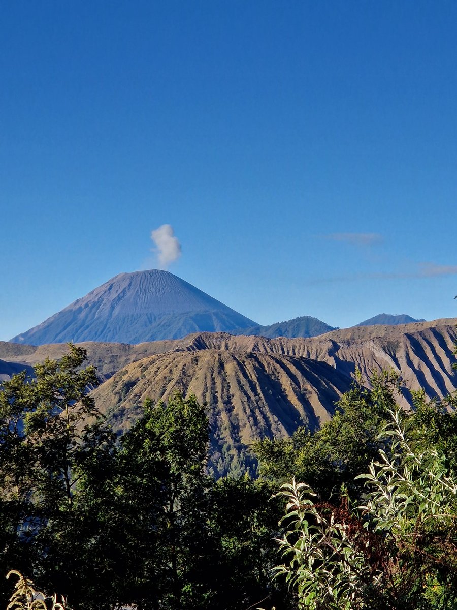 The Gunung Semeru puffing...