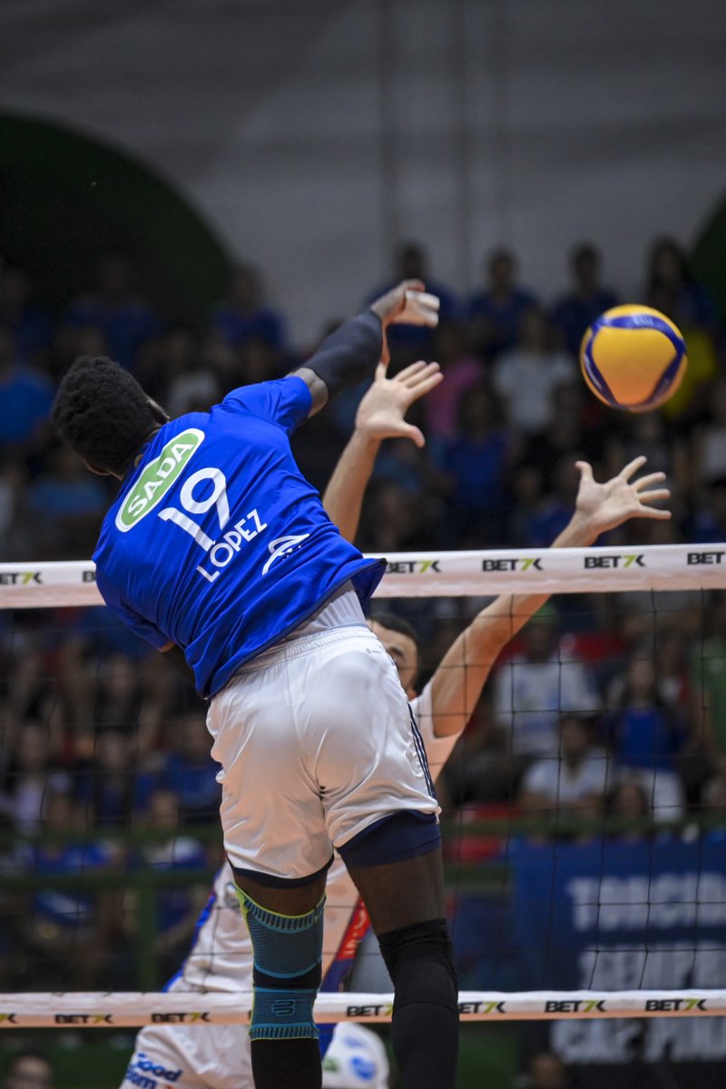 Tudo igual no placar! Time visitante leva o segundo set e empata o jogo em 1 a 1. Sada Cruzeiro 20 x 25 Vôlei Renata. Assista ao vivo no sportv 2 e na VBTV.