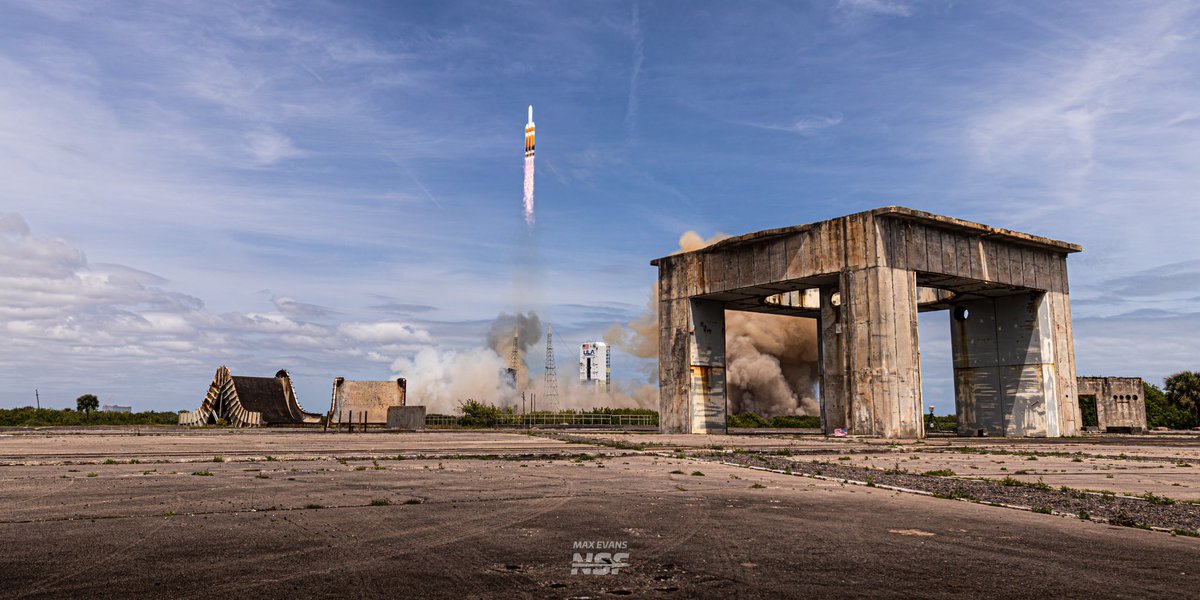 Picture perfect sendoff for the most metal of rockets. Enjoy retirement, ya big bird. Delta IV Heavy - NROL-70 📸 - @NASASpaceflight PRINT - shop.nasaspaceflight.com/products/goodb…