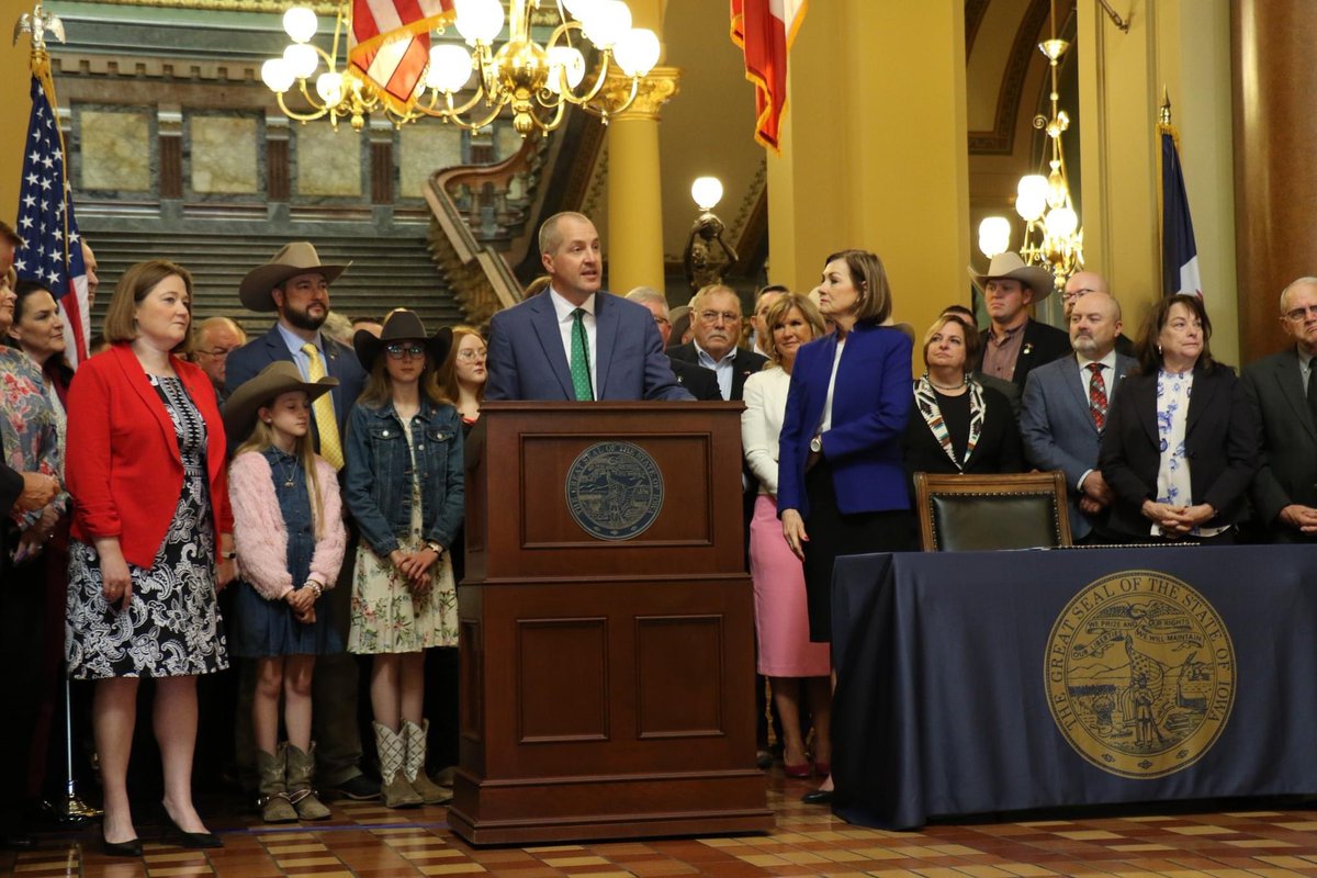 This morning @IAGovernor signed legislation that will strengthen Iowa’s prohibition on foreign ownership of farmland with additional tools and disclosure. Proud to work alongside @KimReynoldsIA, @AGIowa, @IowaSOS & #ialegis IA’s law will continue to be a model for the nation!
