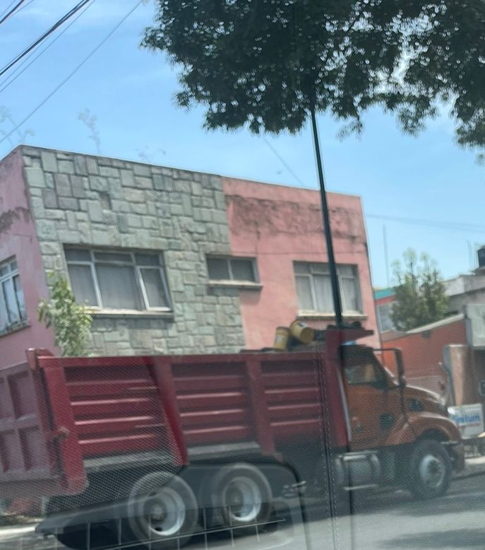 Buenas tardes <a href="/inveacdmx/">INVEACDMX</a> <a href="/ContraloriaCDMX/">Secretaría de la Contraloría General CDMX</a> <a href="/AzcapotzalcoMx/">Alcaldía Azcapotzalco</a> Nos pueden apoyar para verificar el inmueble de la Calle Invernadero esq. con Juan Sarabia, col. Hogar y Seguridad/Nueva Santa María, no tiene exhibido el permiso de Demolición y de Obra, tienen obstruido la banqueta.