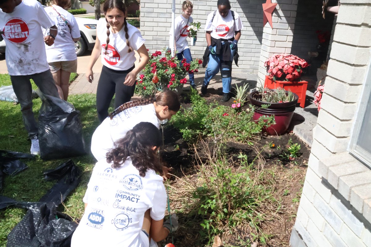 BerryMiller_JH's tweet photo. Our Third Annual #BigEvent was a tremendous success! Thank you #StuCo & #NJHS for teaming together to make a big difference in the lives of some great Pearlanders. #CommunityServiceMatters #KindnessInAction ❤️💙🐾🌺#Believe #WeAreMiller #BuildPearlandProud https://t.co/BshmxpjGoQ