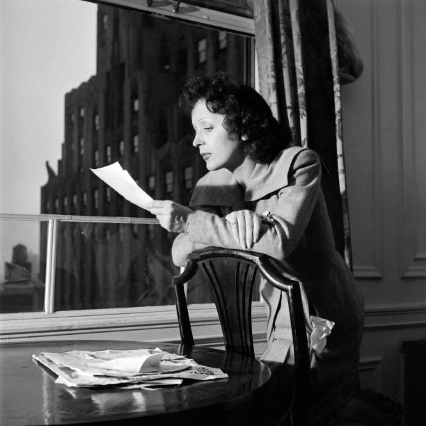 French singer Edith Piaf poses in New York, reading, in September 1946

ERIC SCHWAB