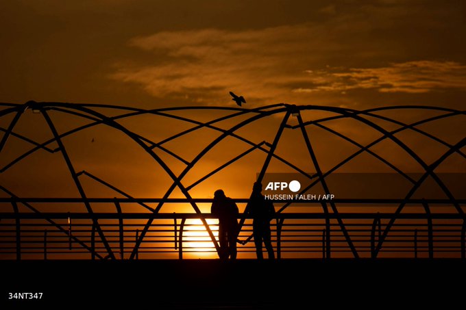 Sortida del sol al canal Shatt al-Arab «costa dels àrabs» Està format per la confluència dels rius Eufrates i Tigris a la ciutat d'Al-Qurna, a la província de Basora. 📸@Hussein_Afp @AFPphoto