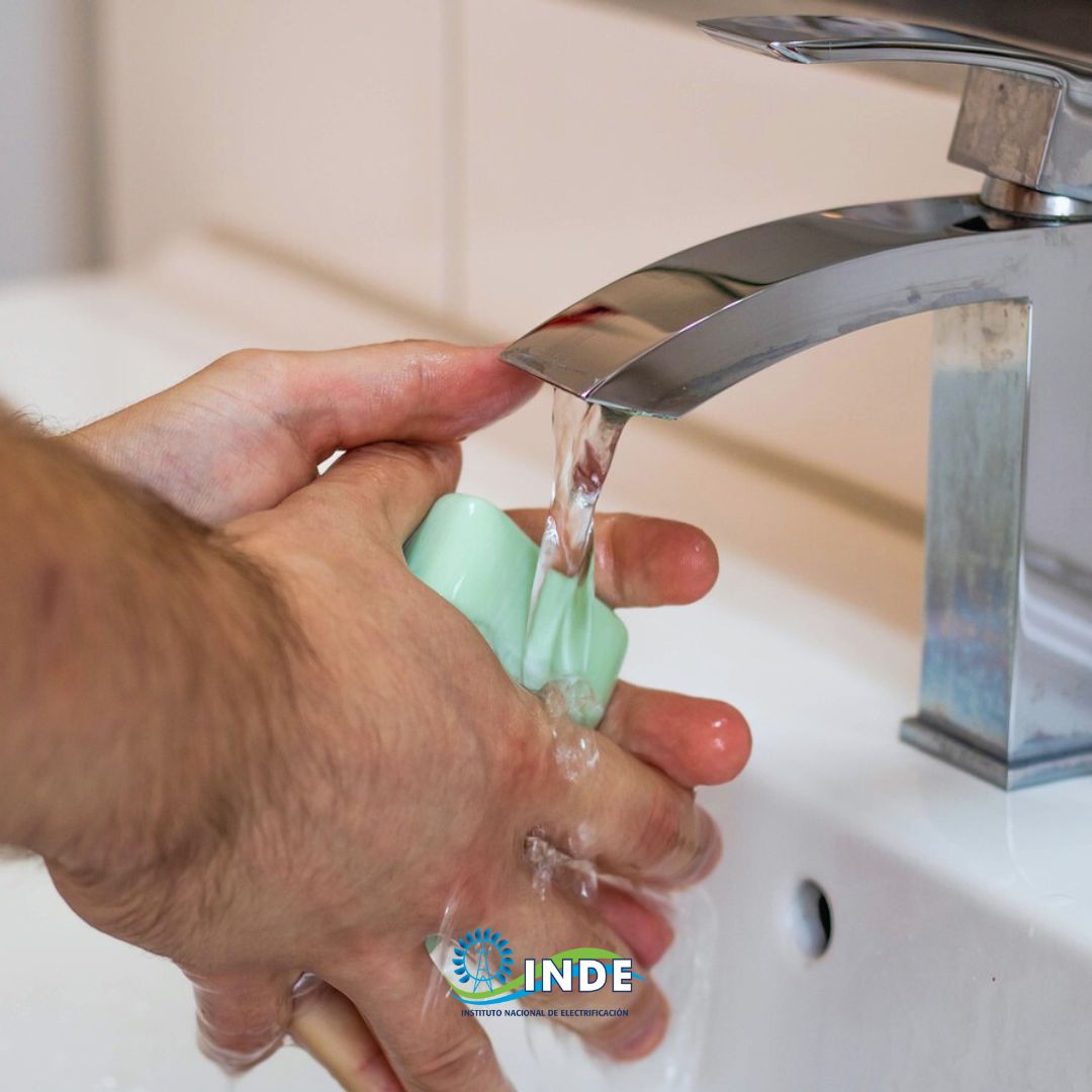 ¡Cuidemos el agua! 💧 Cierra la llave mientras te enjabonas las manos. 🚰🌎

#SomosBuenaEnergía #EficienciaEnergética #INDE