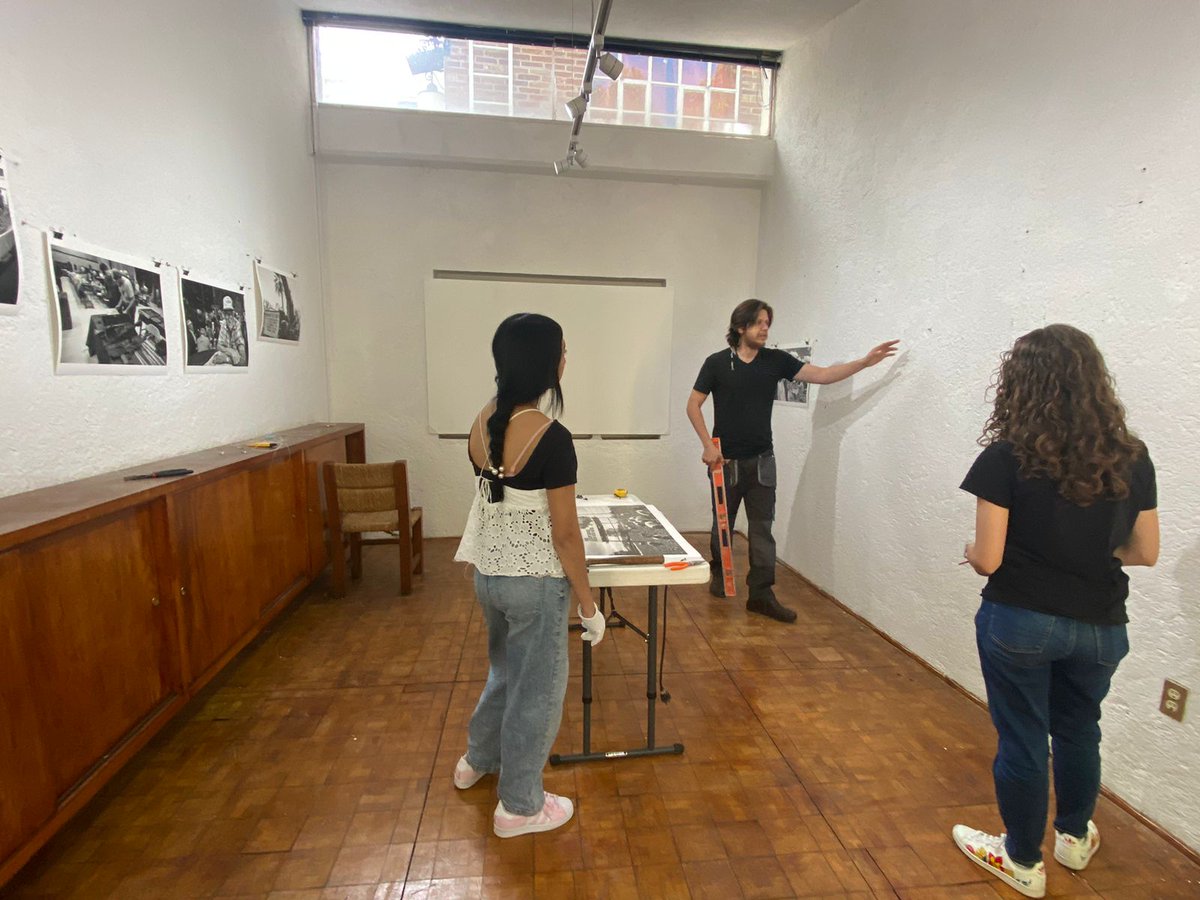 fotomuseomx's tweet photo. ‼️ESTAMOS EN MONTAJE ‼️

Te esperamos para la presentación y exposición del libro "Yuma 1984-1989" este jueves 11 de abril a las 7 de la noche en Casa Coyoacán Galería

Platica con Pedro Meyer sobre sus vivencias y aventuras en una ciudad desconocida como Yuma, Arizona. https://t.co/jFk7BTlTDq