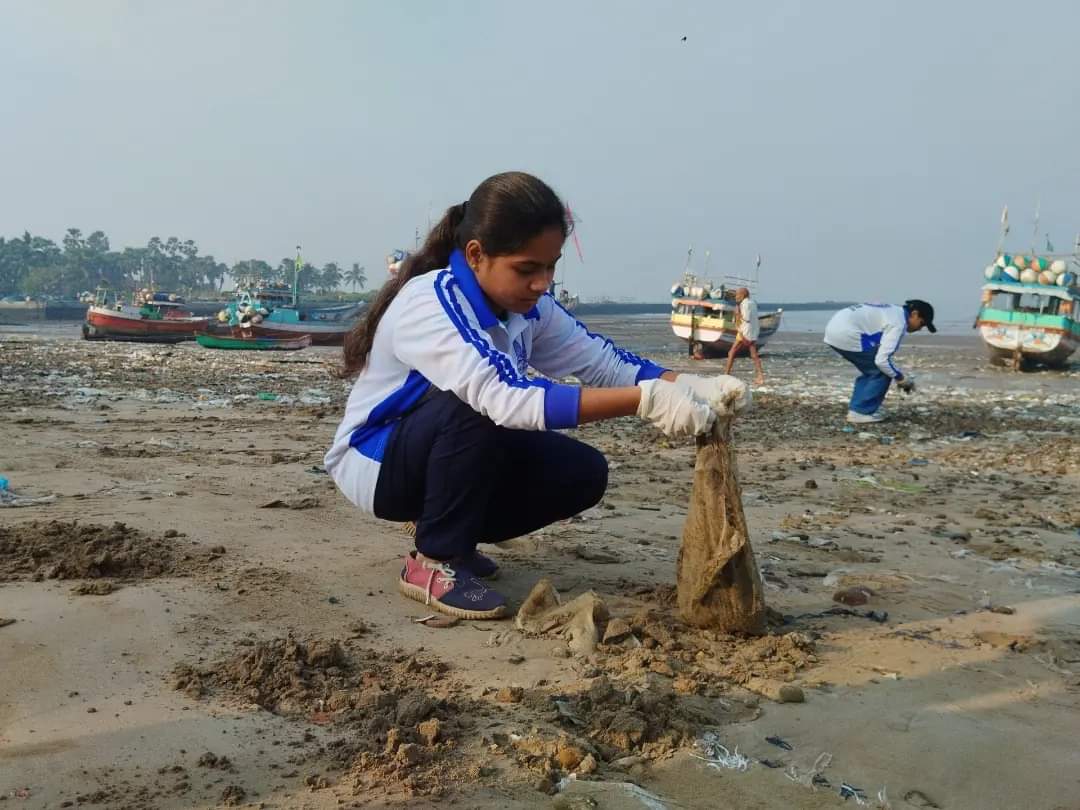 #Cleanup260
#BeachCleanup
Manori Beach, Malad 
30/12/2023, Saturday
.
'Giving our ocean life breathing space by cleaning up plastic waste washed ashore 🌊' #ProtectOurPlanet
.
FFI is doing their best to clean our environment, you can do it too!
See you in the next cleanup!
.
.