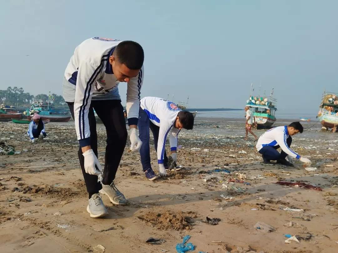 forfuturein's tweet photo. Thank you for joining hands
Atharva College NSS Unit
.
.
#ForFutureIndia #HarshadDhage #ForFutureIndiaTeam #BeachCleanups #BeachCleanupsIndia #MajhiVasundhara #EnvironmentEnvoy #MangrovesCleanup #BeatPlasticPollution #BeachCleanup #PlasticPollution #CleanupDrive https://t.co/WUMRZmzKwR