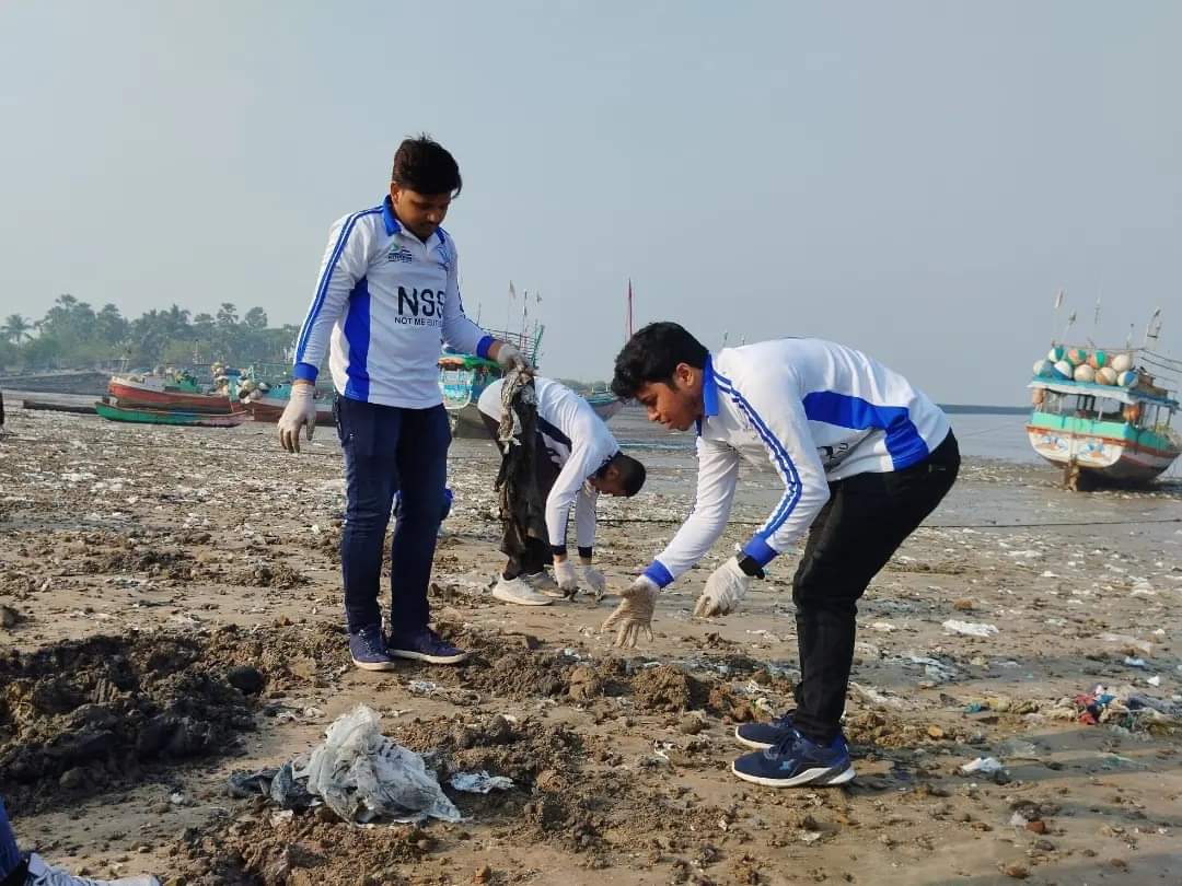 forfuturein's tweet photo. Thank you for joining hands
Atharva College NSS Unit
.
.
#ForFutureIndia #HarshadDhage #ForFutureIndiaTeam #BeachCleanups #BeachCleanupsIndia #MajhiVasundhara #EnvironmentEnvoy #MangrovesCleanup #BeatPlasticPollution #BeachCleanup #PlasticPollution #CleanupDrive https://t.co/WUMRZmzKwR