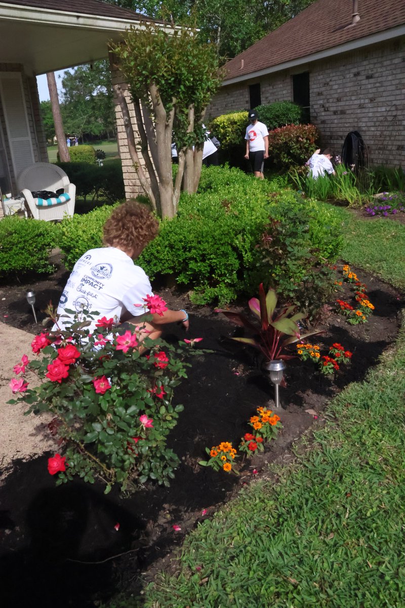 BerryMiller_JH's tweet photo. Our Third Annual #BigEvent was a tremendous success! Thank you #StuCo & #NJHS for teaming together to make a big difference in the lives of some great Pearlanders. #CommunityServiceMatters #KindnessInAction ❤️💙🐾🌺#Believe #WeAreMiller #BuildPearlandProud https://t.co/y1NDTMzgCE