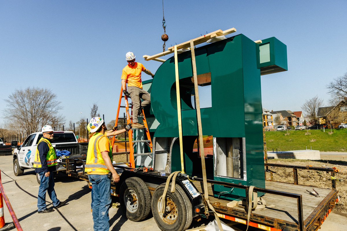 Our D-E-T-R-O-I-T sign is up!🤩

Detroit’s new Gateway sign will welcome residents and visitors to the city. The eight-foot-tall letters, mounted on two-foot-tall concrete blocks, is alongside Eastbound I-94 between Central Street and Cecil Ave.