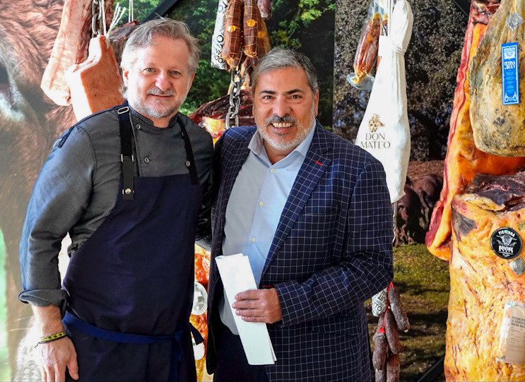 Vaya “eventazo” ha sido #facetoface2024 de @discarlux y #donmateomanchado y cuantos buenos amigos nos hemos vuelto a ver: El gran bodeguero #raulperez #joaquinfelipe #Sacha @Carlos_Latre y @PepeVieiraChef Que buen programa de radio haría con todos ellos, cuantas historias!!