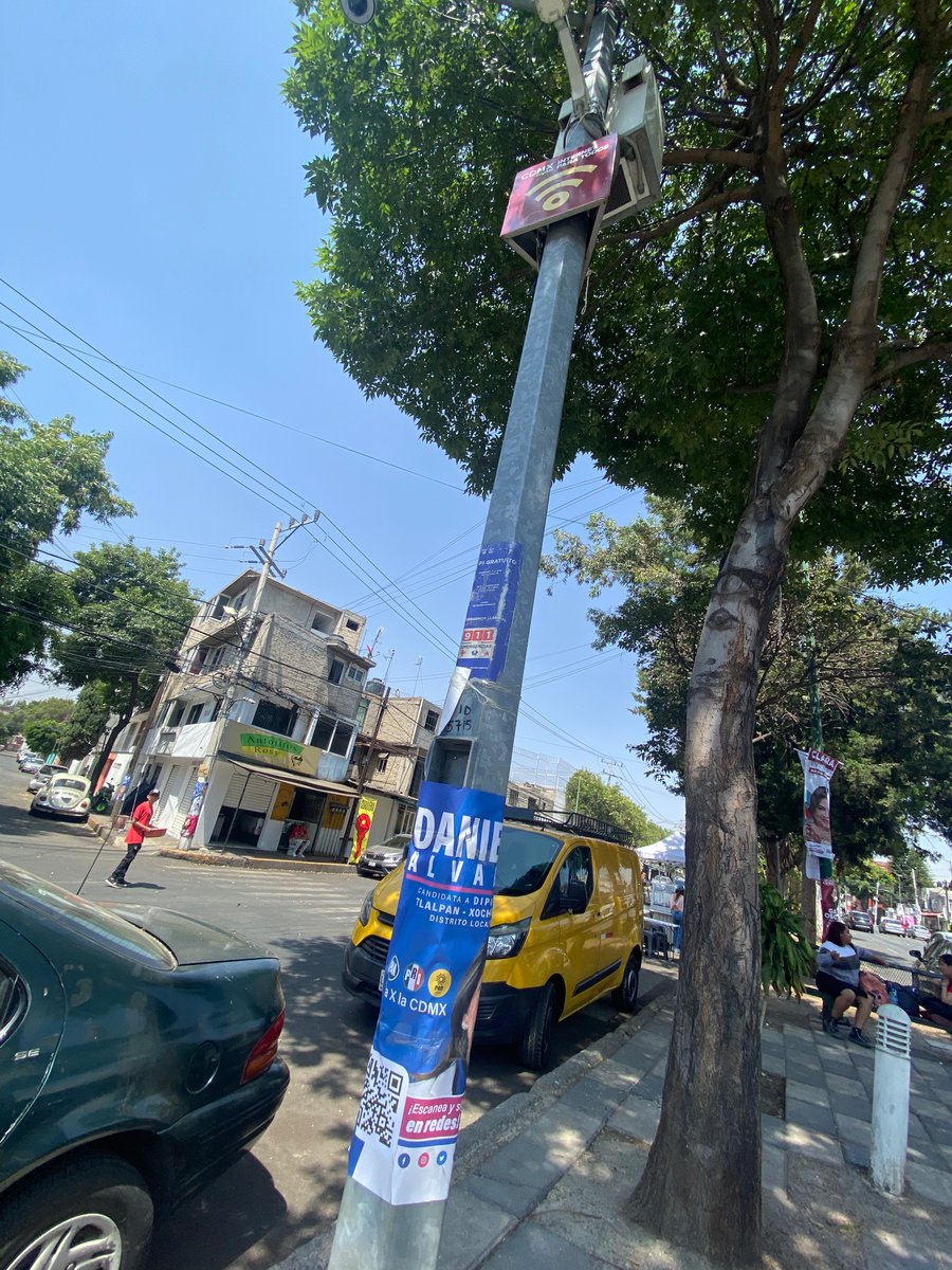 IsraelSalgadoR's tweet photo. Exhortamos a la @FEPADE_CDMX que tome cartas en el asunto. Sobre el camellón de Prolongación Canal de Miramontes propaganda de @DanyAlvarezca obstruye un botón de pánico y el ID de un poste de C5 @GobCDMX https://t.co/VFv2OYAZGB