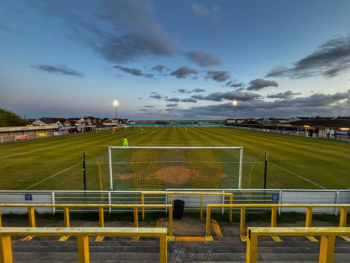 The seven Rooks fans (plus @MillerJohno) at Canvey tonight rewarded with a solid display and a 2-0 @LewesFCMen win, a pre-match rainbow, £2 trays of chips and four first half ship sightings. Good evening all round