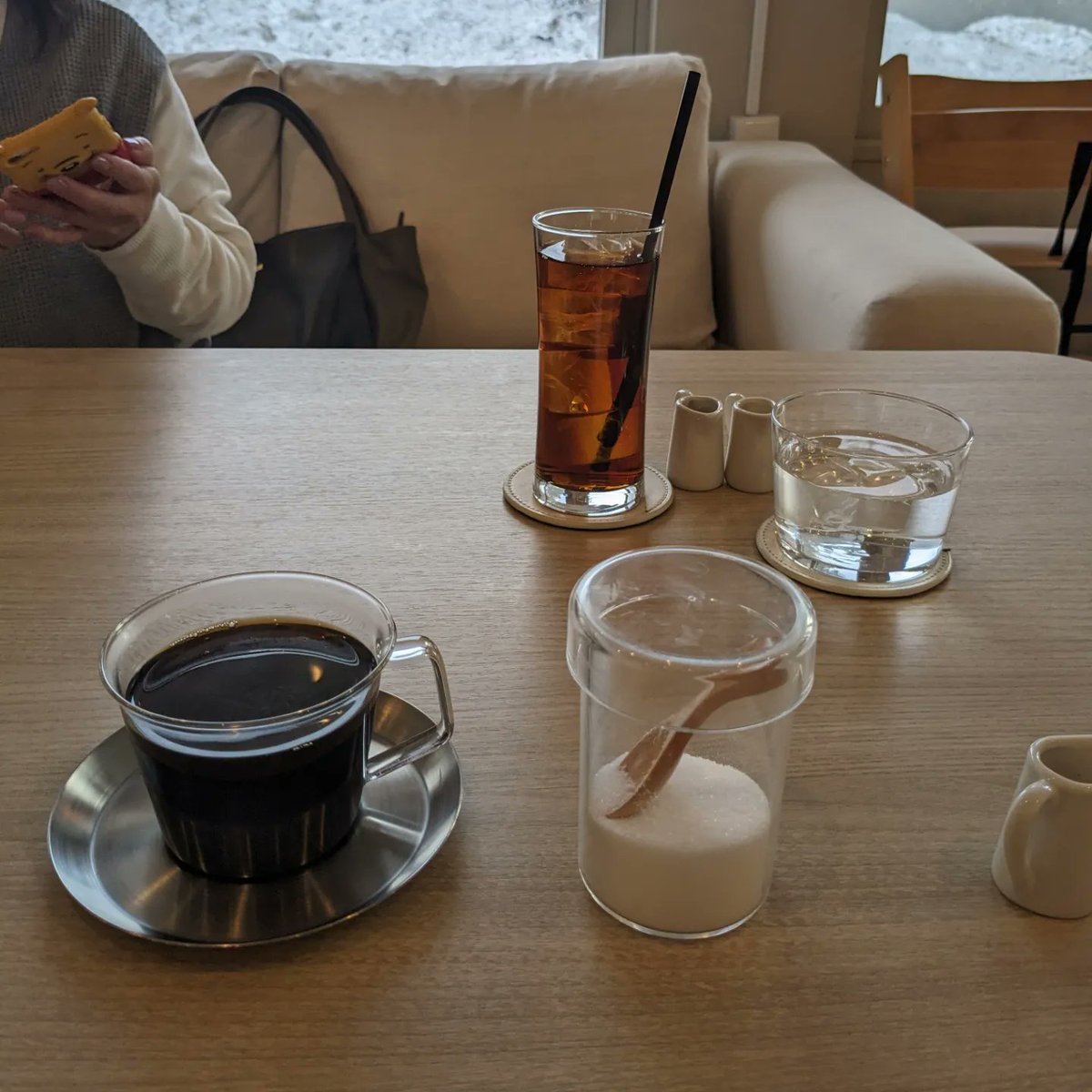 羊ケ丘のsofacoffee wool 広くて真っ白な空間だがテーブル高いし景色はイマイチだしお客さんいない。