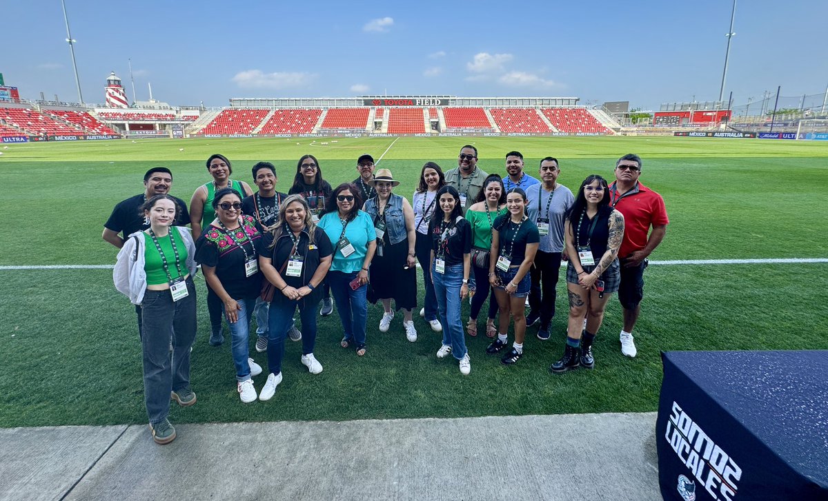 Thrilled to be here with our @saahj members. Thanks to @nahj_sportstaskforce and @nahj for our game day experience! #nahjdeportes #somoslocales