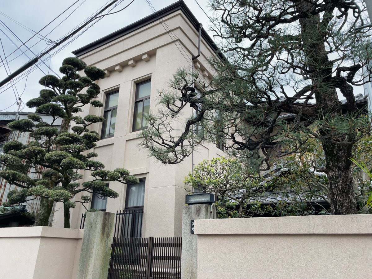 【上京区の洋間付き住宅】 丁寧にお使いだ。サッシを入れ替えて屋根を改修し外壁を塗り直している。シンプルで端正なファサードに手入れされた松がよく映えて上品な美しさがある。三条通りのSACRAビル(1916)に似ているので同時期だろう。#近代建築 2024.03.09、京都市上京区tukitanu.net/2024/04/post-b…