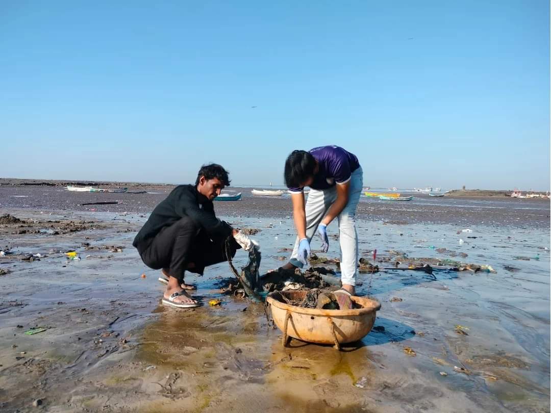 Thank you for joining hands 
Royal College NSS Unit 
.
.
#ForFutureIndia #HarshadDhage #ForFutureIndiaTeam #BeachCleanups #BeachCleanupsIndia #MajhiVasundhara #EnvironmentEnvoy #MangrovesCleanup #BeatPlasticPollution #BeachCleanup #PlasticPollution #CleanupDrive