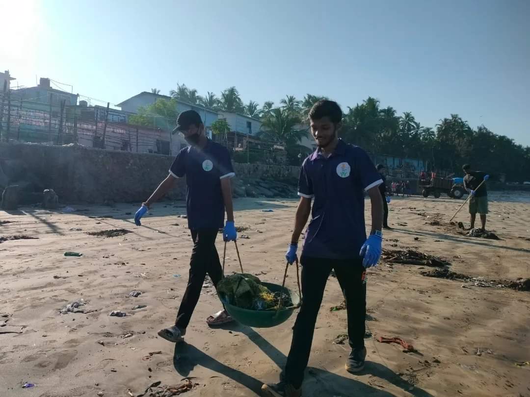 #Cleanup263
#BeachCleanup
Gorai Beach, Borivali 
14/01/2024, Sunday 

'Bringing back the natural beauty of the coast, one bag of plastic at a time.' #CleanOcean'
.
.
FFI is doing their best to clean our environment, you can do it too!
See you in the next cleanup!
.
.