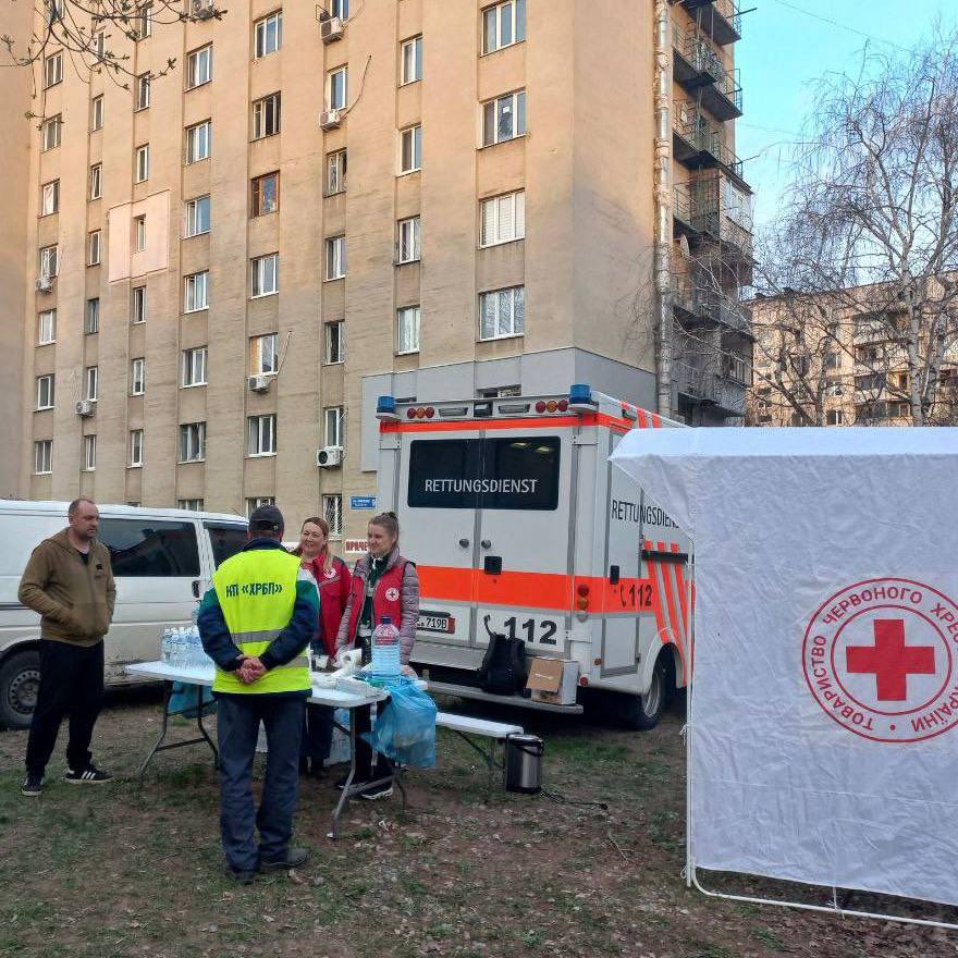 Over the past week, teams of @RedCrossUkraine volunteers and staff mobilized to support people in need. After attacks in Kharkiv, teams helped those who need it most by providing first aid, food, water, phone-charging points and heating points.