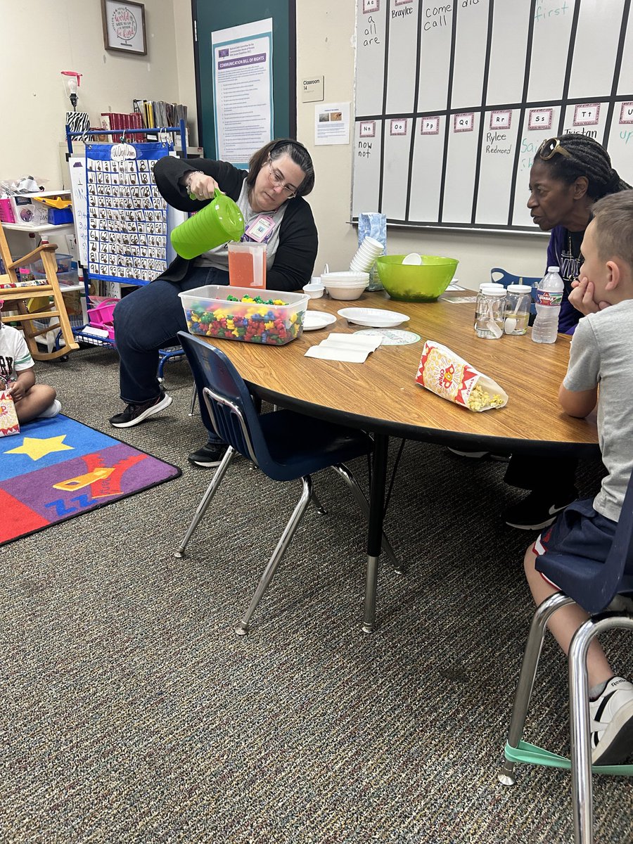 BethPuckett15's tweet photo. Ms. Wiedner had her students learning about mixtures and solutions. Before they could get their treats they had to identify if it was a mixture or solution and why! @WISDHardy @jasonmerik https://t.co/LqM4exxeKO