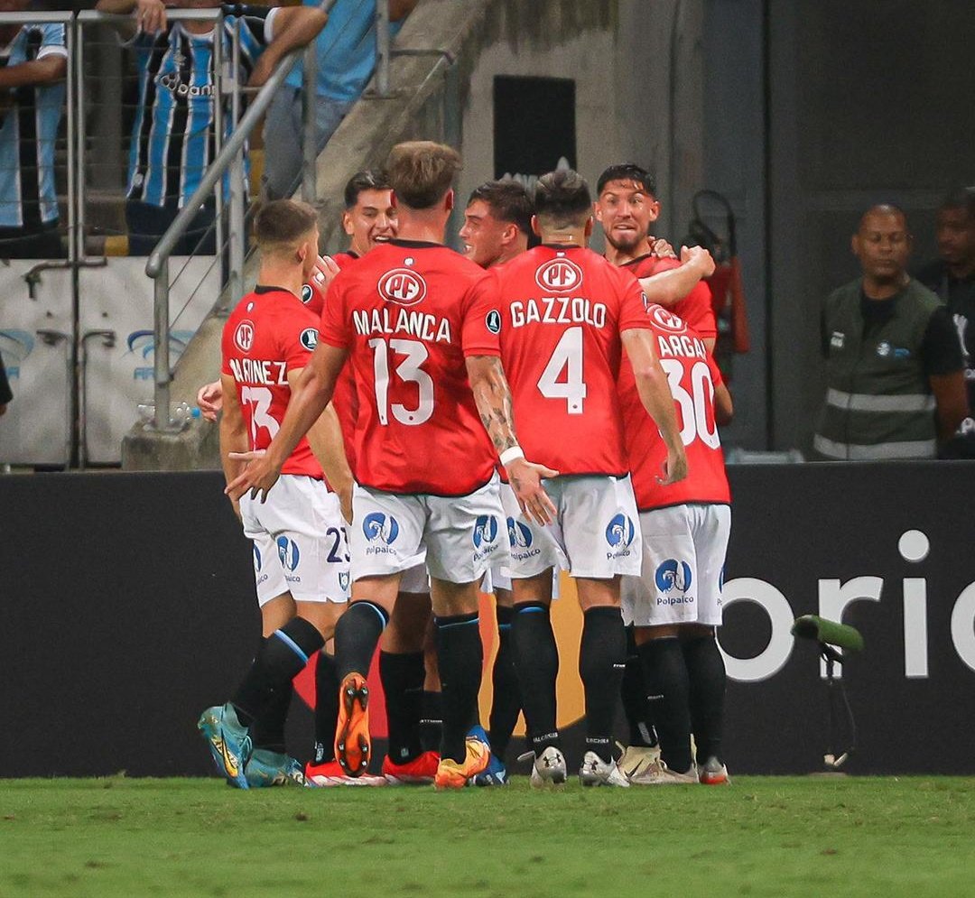 ENTRETIEMPO!!! Huachipato 🇨🇱 le gana 2-0 a Gremio 🇧🇷 en Brasil con goles de Felipe Loyola y Gonzalo Montes!! Tremendo primer tiempo del campeón chileno. Esto es la Copa! 🏆