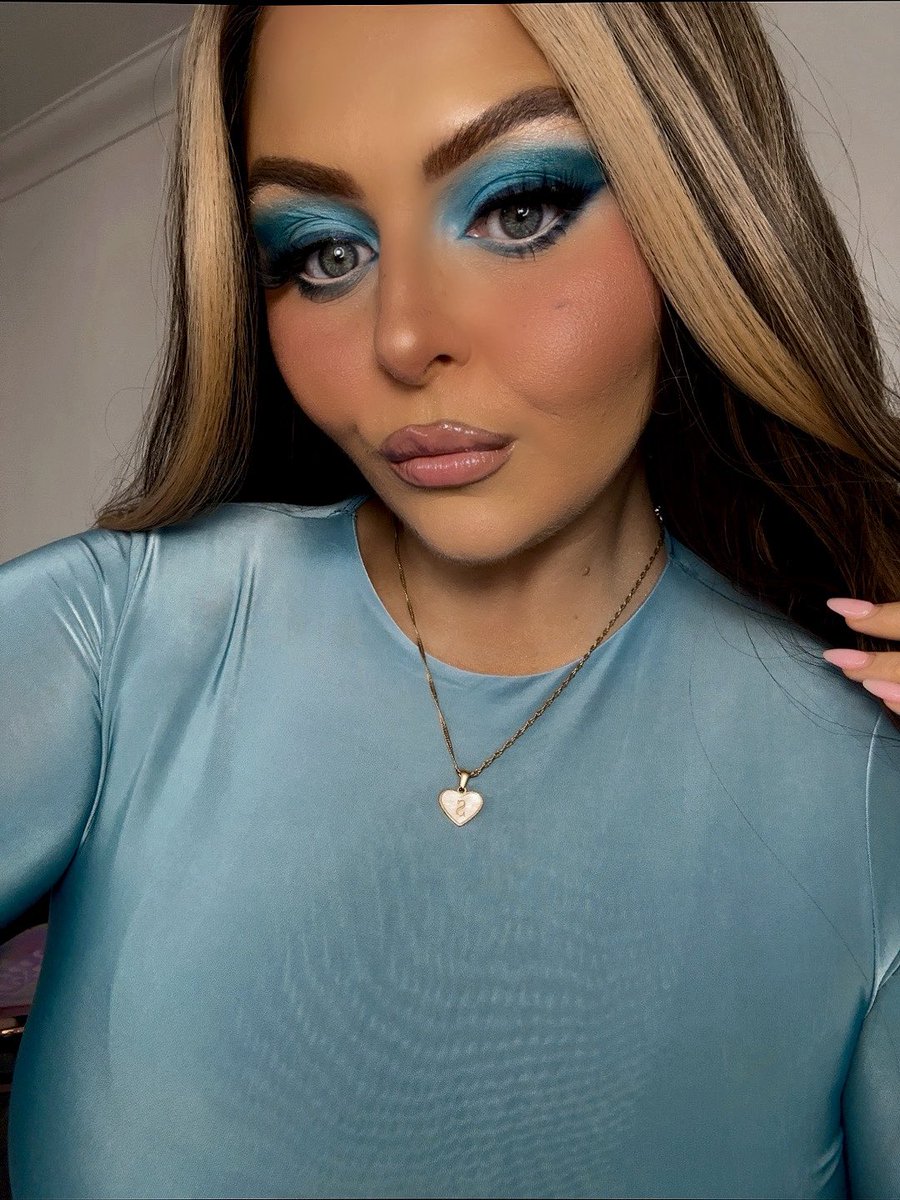 denim blue eyeshadow 💙🪽🩵✨

Follow samanthaframemakeup on IG/TikTok ✨

#makeup #makeupaddict #makeupartist #makeupideas #makeuplooks #scottishmakeupartist