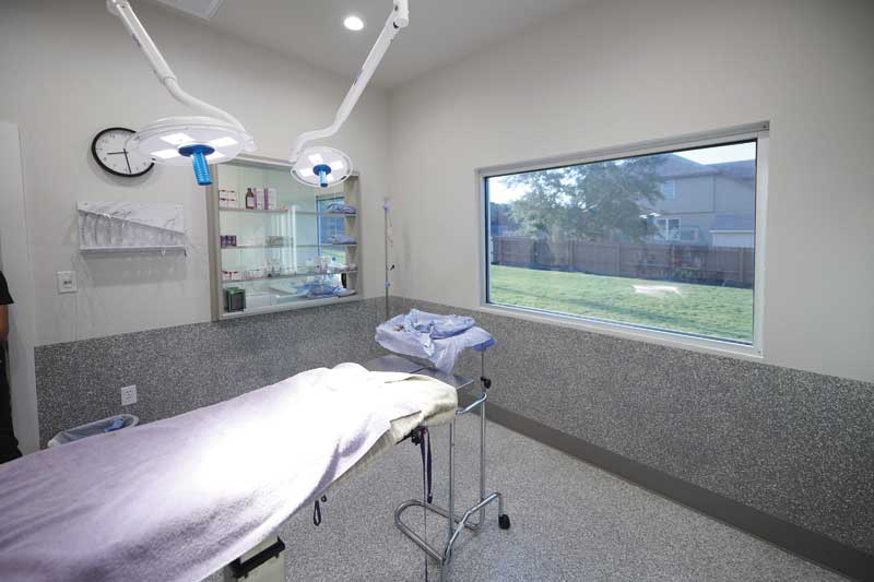 Designing your surgical suite 👩‍⚕️💡 Good surgery suite design can aid in better ergonomics for surgeons, and, in some cases, improve a provider’s stamina to an extent that it allows them to accept more appointments. hubs.li/Q02sfjJG0 #vetmed #xray #vettech #vetclinic