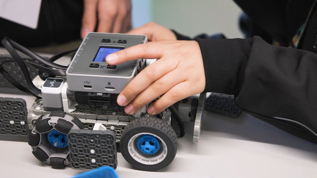 Explore ways to celebrate #NationalRoboticsWeek across the VEX Continuum with a new VEX PD+ Insights article! This resource offers fun ideas to get learners in any grade excited about robotics! 📰 Read the full article here (no subscription required): buff.ly/3VQDYDm