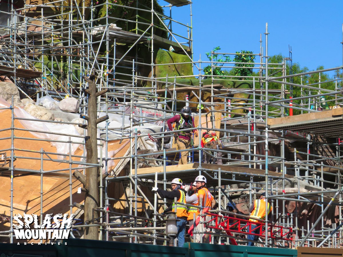 bayou adventure update 

it’s a scaffolding jungle out here, tree trunks were installed in the old mill pond 

#TianasBayouAdventure