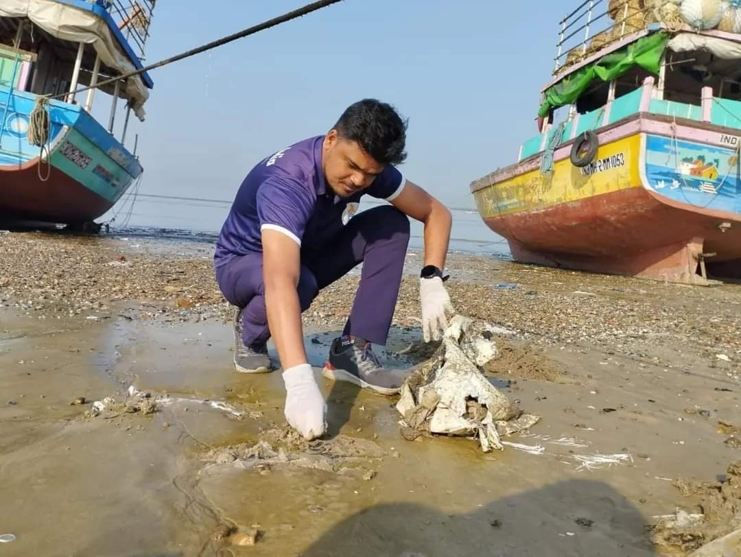 Cleanup266
#BeachCleanup
Manori Beach, Malad
28/01/2024, Sunday 
.
'We all aspire to see our beaches clean let's take steps and work for it by cleaning up the mess'
.
FFI is doing their best to clean our environment, you can do it too!
See you in the next cleanup!
.
.