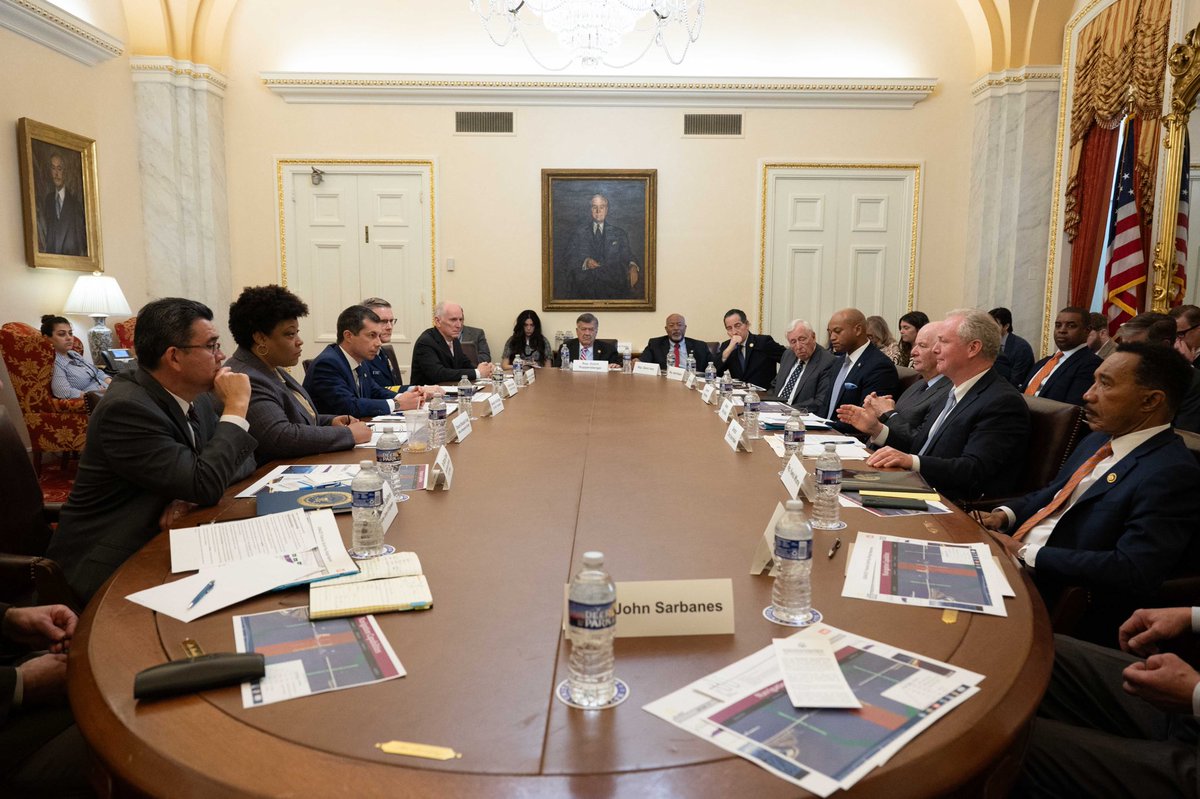 Today federal Team MD welcomed @GovWesMoore, @SecretaryPete, @ShalandaYoung46 & others to the Capitol to discuss our work for Baltimore as we continue to address the collapse of the Key Bridge. We’re committed to supporting victims' families, reopening the Port and rebuilding.
