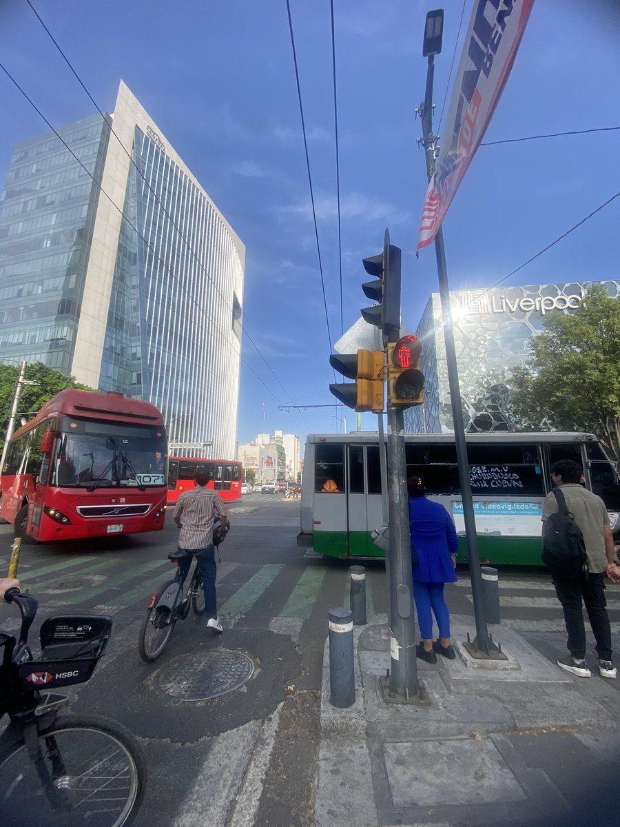 Vuelven los micros a #Insurgentes ante el cierre de circulación del #Metrobús por manifestantes. #BenitoJuárez